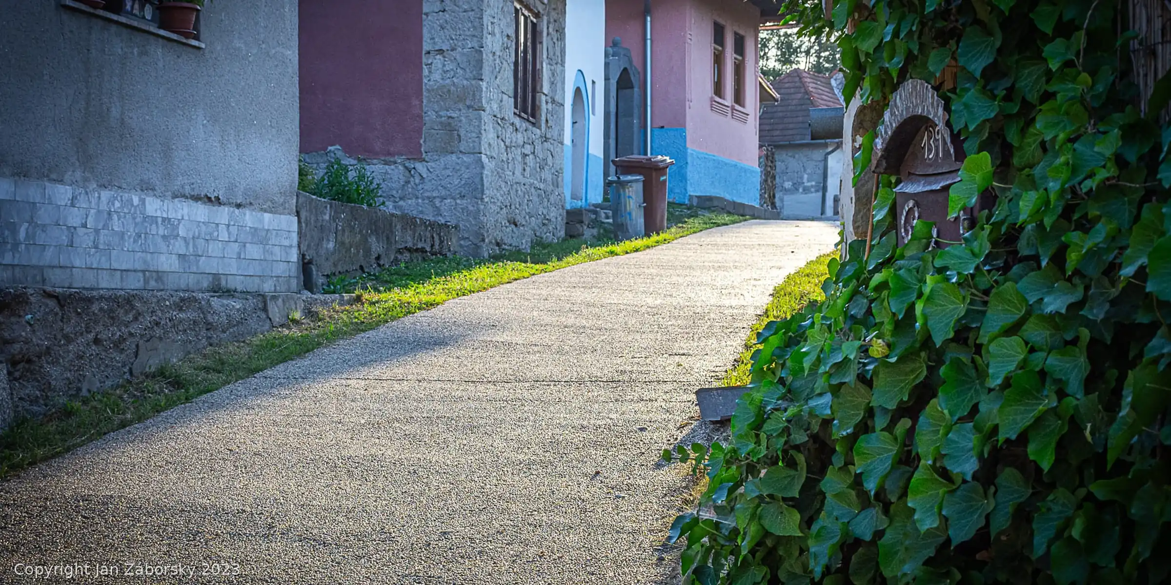 Cesta uličkou Šurda medzi kamennými múrmi