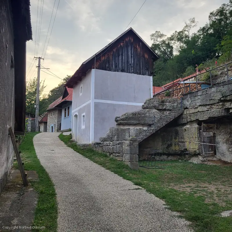 Ulička Šurda s domom pod skalou